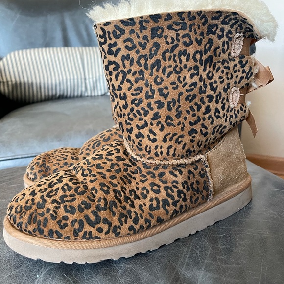 Authentic Used UGGS Womens size 6. Leopard print. Soles excellent condition. - Picture 2 of 3